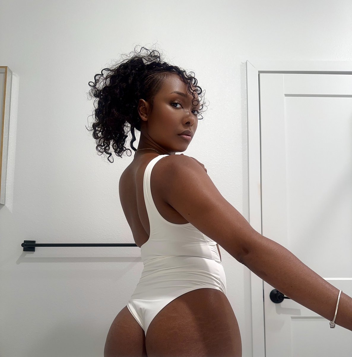 Nyahb17's tweet photo. Brown skin honey 🍯 https://t.co/LBmfU0BtNL