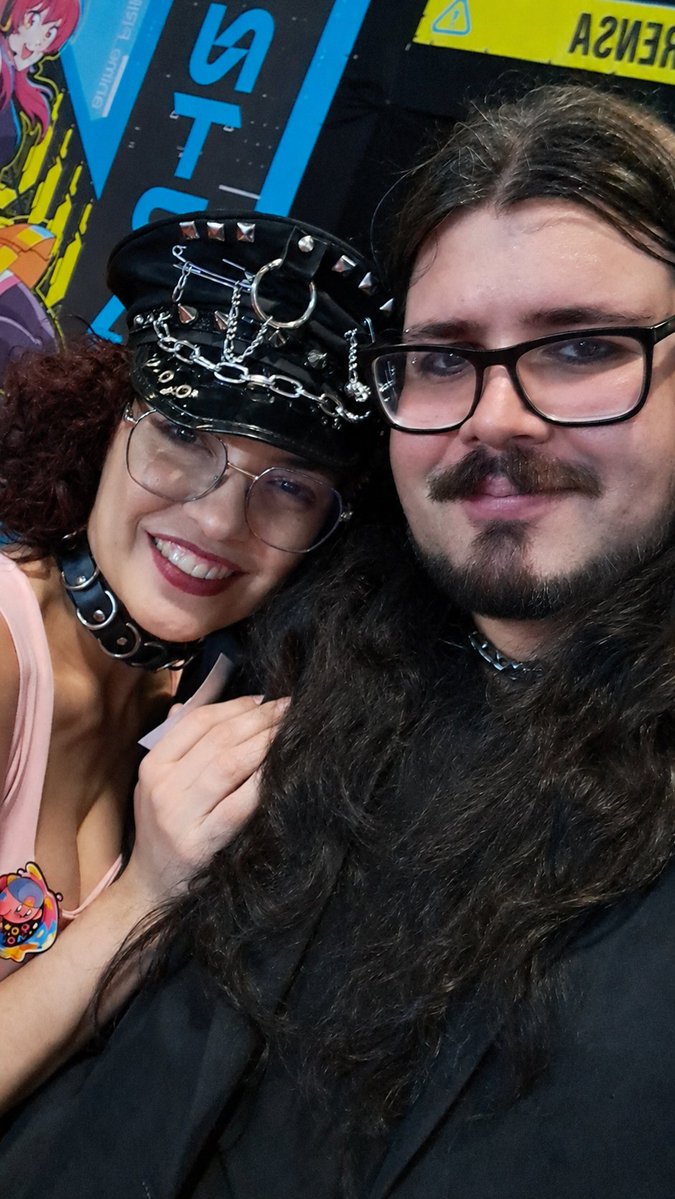 Deuzyuki's tweet photo. Vou postar aqui também. Muito do meu gosto musical foi formado pela @sachiza quando ela fazia o J-neration na Rádio Blast. Tudo na minha vida teve VK como trilha sonora. Calhou de um dia Sara e eu virarmos amigos e eu fiquei muito feliz de dividir o momento MUCC com ela. Obg ♡ https://t.co/wWhJ0daMK3