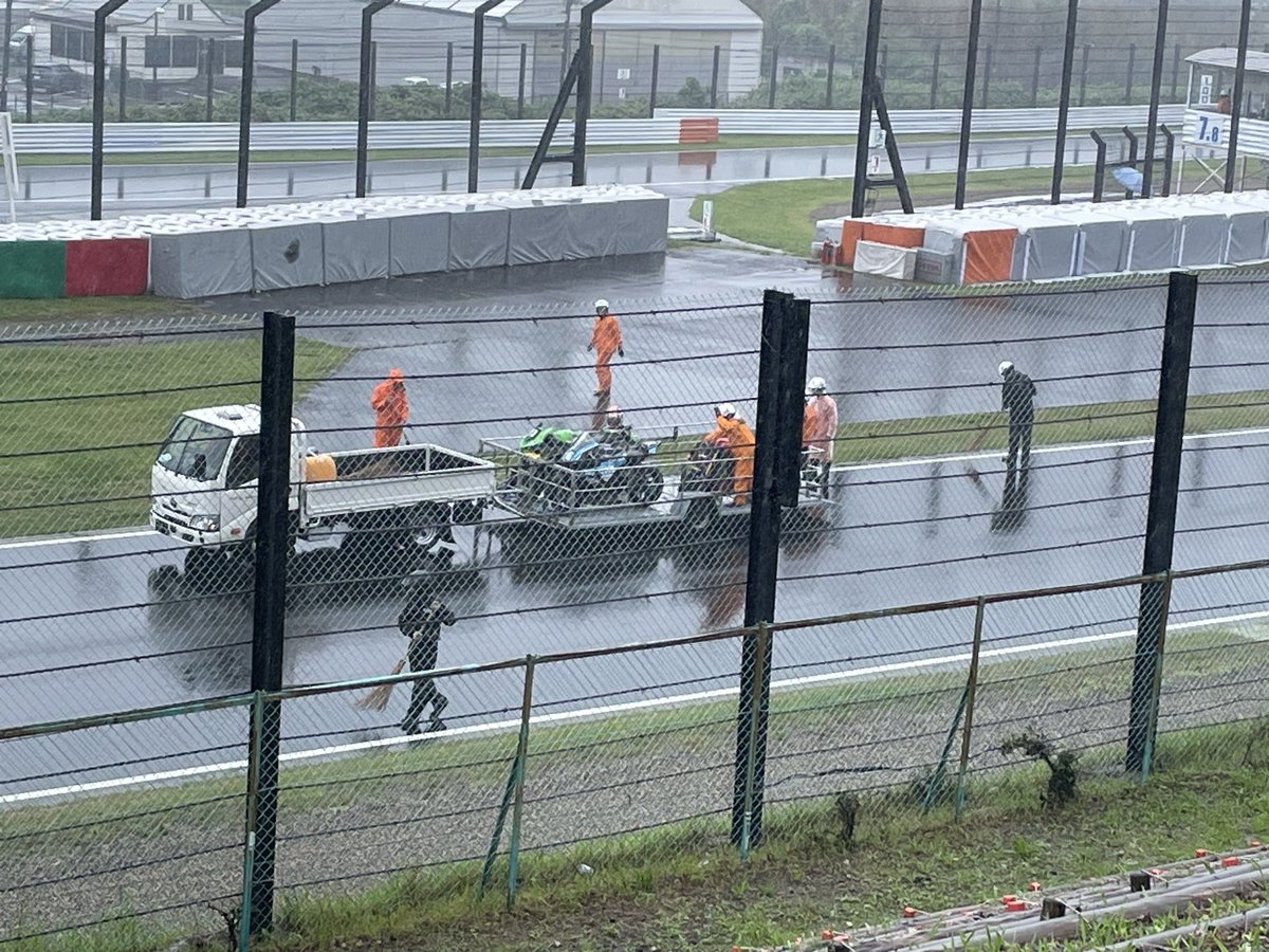 g_ucf21's tweet photo. #鈴鹿8耐 
雨の鈴鹿8耐なう
フリー走行、転倒多数 https://t.co/kHcCzzYJG2