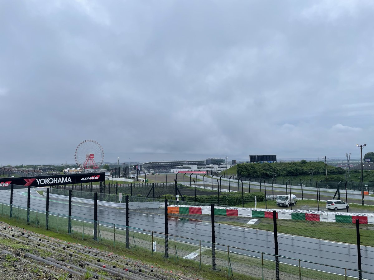 g_ucf21's tweet photo. #鈴鹿8耐 
雨の鈴鹿8耐なう
フリー走行、転倒多数 https://t.co/kHcCzzYJG2