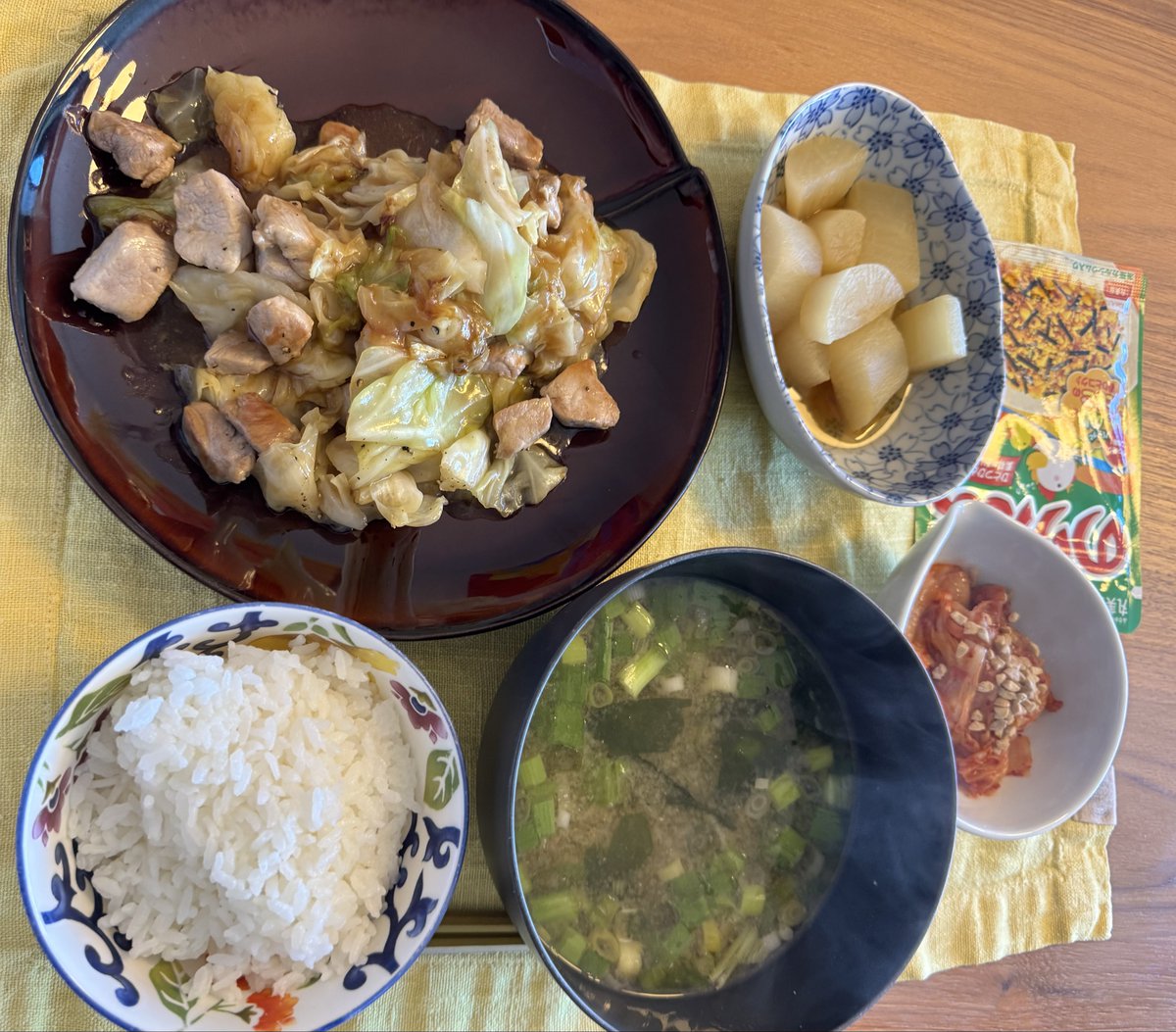 ldt_on's tweet photo. 本日のランチ
#豚肉とキャベツ炒め　#大根煮　#キムチ　#わかめ味噌汁　#ごはん　#丸美屋　#のりたま　#ふりかけ　#homemade https://t.co/D5BKOH9Gea