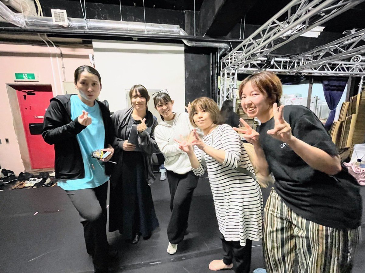 tosankako's tweet photo. カスタリアの稽古でした〜
昨日は台本の半分くらいまでを片班でナンバーを入れて通しました！全体図がよりみえてきました(^^)楽しかった！！

昨日の稽古後の写真！！
①話していたみんなとパシャリ！
②変顔パシャリ😁
③全員集合写真 https://t.co/13gI4kkxb7