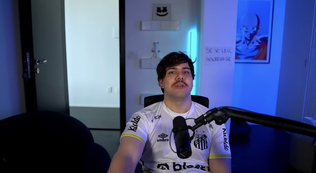 _osamm's tweet photo. usa camisa do Santos falsificada
usa bigode de pivete
gosta de pes feminino
gosta da Ariana grande

o T3ddy é literalmente eu https://t.co/2KeIRcf6ID