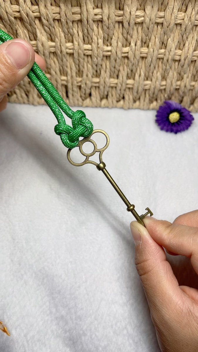 ellyras04's tweet photo. [DIY 5-min macramé keychain—all you need is cotton cord u0026 scissors! Super easy for beginners, grab your supplies u0026 make one this weekend ] https://t.co/CGCLfpE2Sz