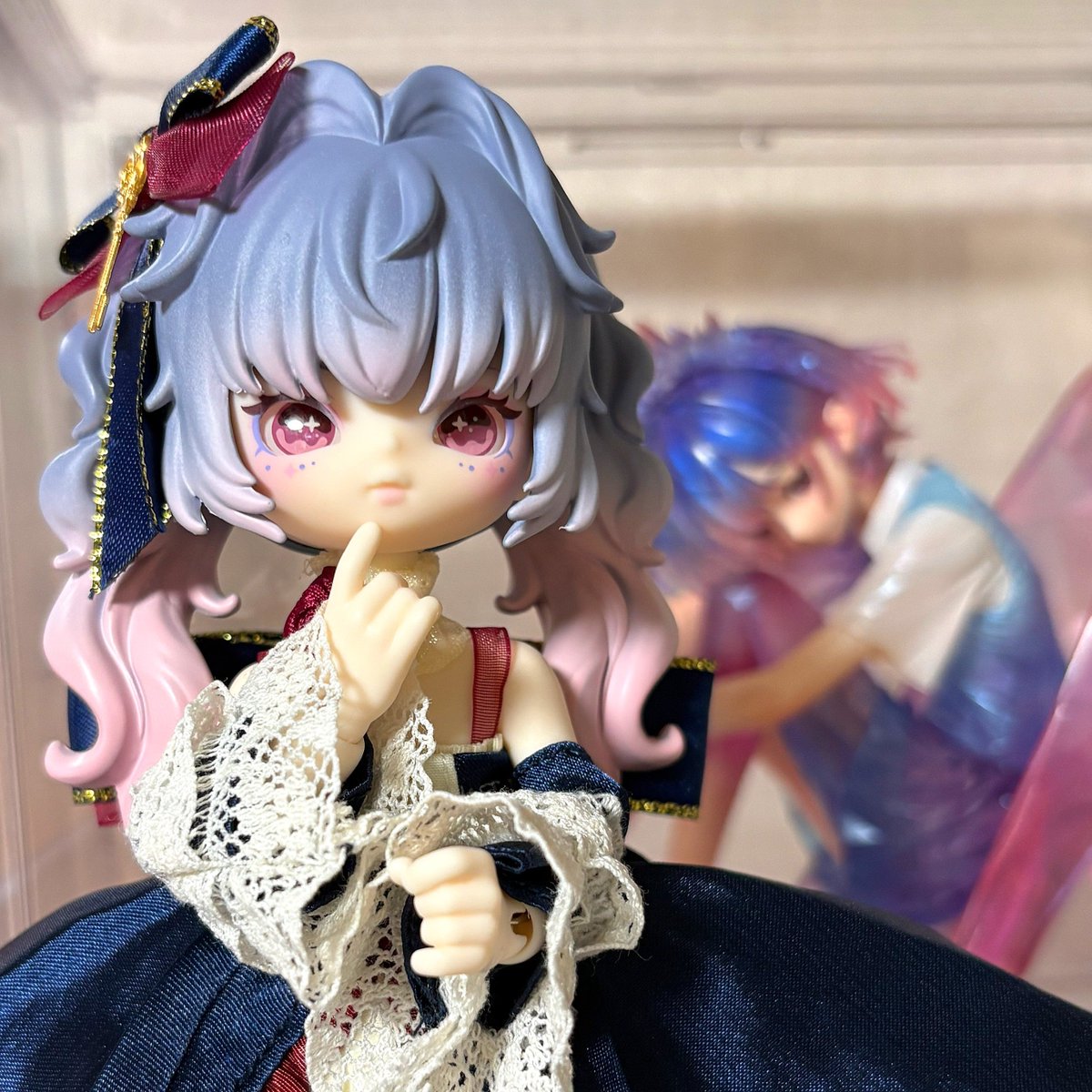 pmuzu01's tweet photo. 昨晩上げたヴェロリアちゃんの角度違い。
心なしかムスっと顔が、笑ってるように見えます。
MISYAシリーズ、もう出ないんかなぁ。

後ろにぼんやり写ってるガラスの靴の妖精もかなりのお気に入りです。

#おはドル
#MISYA https://t.co/ftiQD74FMC