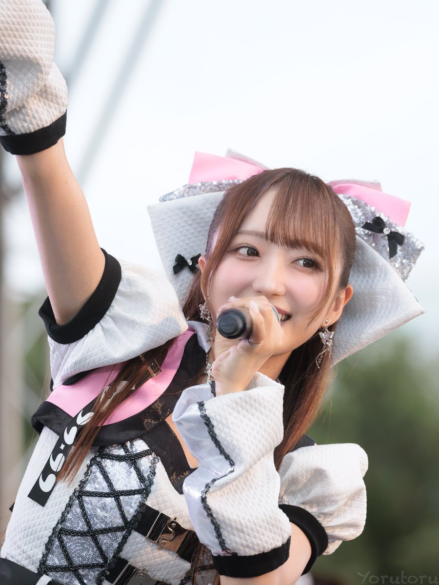 yorutoru1's tweet photo. ラフ×ラフの中心、めーな。

めーなのひと声で、会場の熱が上がる。
夏のフェスを、もっともっと盛り上げろ

昨日も今日も明日も、めーなはかわいい。

2026.7.4
超NATSUZOME2026
海浜幕張公園Gブロック 染ステージ

＃日比野芽奈
#ラフラフ
#超NATSUZOME2026 https://t.co/AUklS4wfft