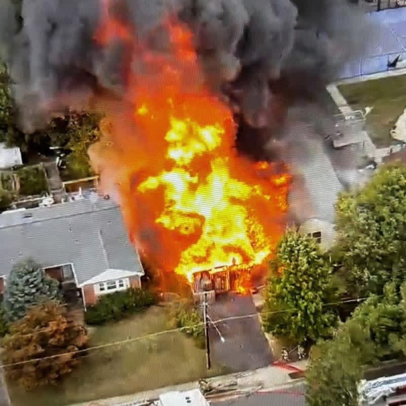 VirginiaSWllc's tweet photo. House Engulfed in Flames During 2-Alarm Fire in Fairfax County

https://t.co/8wL229irDt https://t.co/KnCwbiZZIN