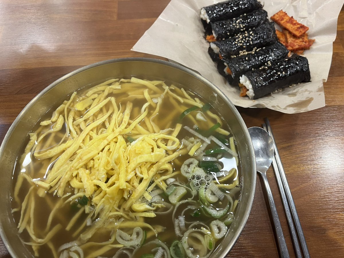 nxmoreluv's tweet photo. 사직 야구 보러 가시는 분들 사직주민(야구보러자주가서x진짜🏠) 또또또또또간 ��집 소개해드립니다.. 순진한 칼국수 ~~ 일단 계란지단 개. 많이 올려주는 거 굳. 다대기 넣어먹는 것도 추천! 그리고 꼬마김밥이 진짜 별미니까 꼭 같이 시키시길 양도 진짜 많음 훨씬 더 갔는데 폰 바꿔서 사진이 없음 https://t.co/RoRKqHwuyV