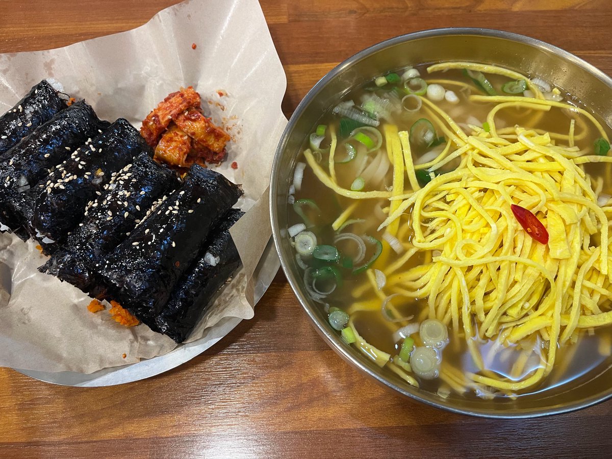 nxmoreluv's tweet photo. 사직 야구 보러 가시는 분들 사직주민(야구보러자주가서x진짜🏠) 또또또또또간 ��집 소개해드립니다.. 순진한 칼국수 ~~ 일단 계란지단 개. 많이 올려주는 거 굳. 다대기 넣어먹는 것도 추천! 그리고 꼬마김밥이 진짜 별미니까 꼭 같이 시키시길 양도 진짜 많음 훨씬 더 갔는데 폰 바꿔서 사진이 없음 https://t.co/RoRKqHwuyV
