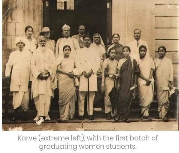 dayakamPR's tweet photo. 5th July #TheDayInHistory

110 yrs ago #OTD in 1916, BharatRatna Maharishi #DhondoKeshavKarve founded India's first University for Women with five students in Pune. Later the university was renamed as #SNDT Women's University. 

( Pic:First batch of graduating Women Students.) https://t.co/FCFjLn19me