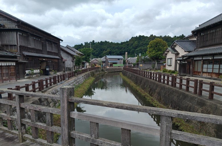 WalkfrmKatori's tweet photo. 今朝の佐原の風景。
大祭に向けてでしょうか、よく見たら、とよはし付近の小野川沿いの両岸の草が刈られていました。
違いがわかりますでしょうか。
左写真（７月５日）、右写真（７月３日）

#香取市 #佐原 #佐原の町並み https://t.co/AfyHgD8g5X