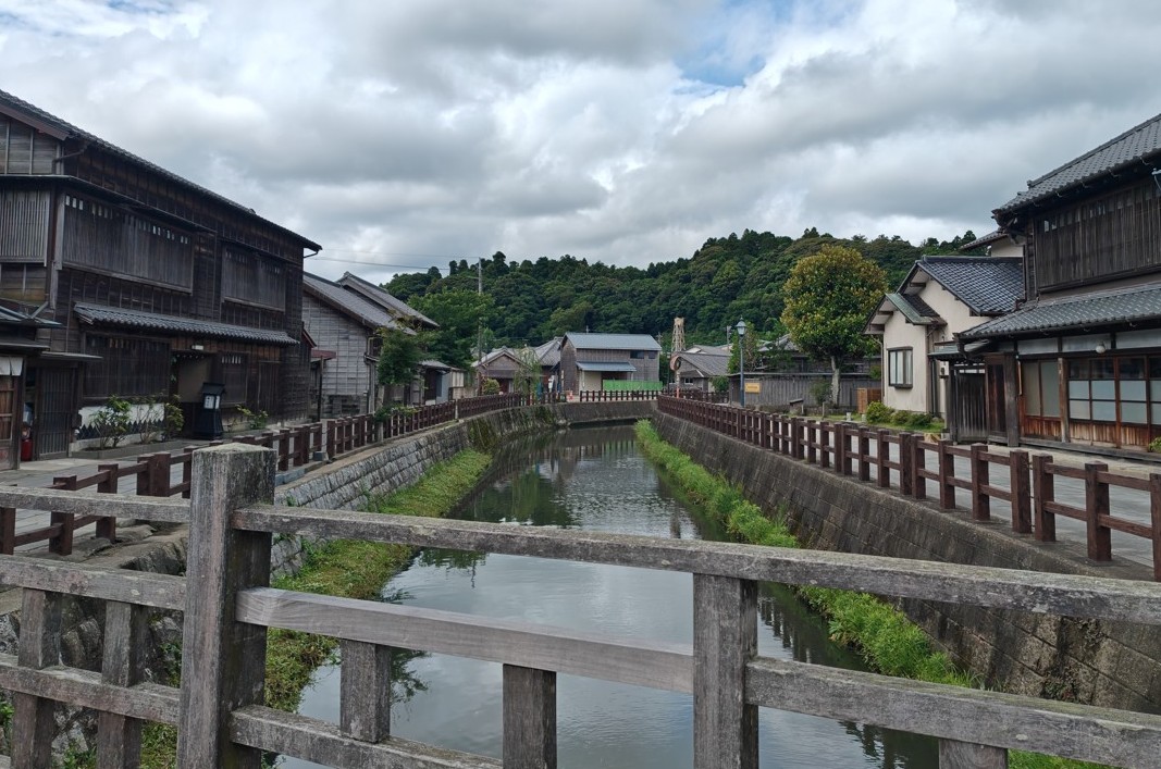 WalkfrmKatori's tweet photo. 今朝の佐原の風景。
大祭に向けてでしょうか、よく見たら、とよはし付近の小野川沿いの両岸の草が刈られていました。
違いがわかりますでしょうか。
左写真（７月５日）、右写真（７月３日）

#香取市 #佐原 #佐原の町並み https://t.co/AfyHgD8g5X