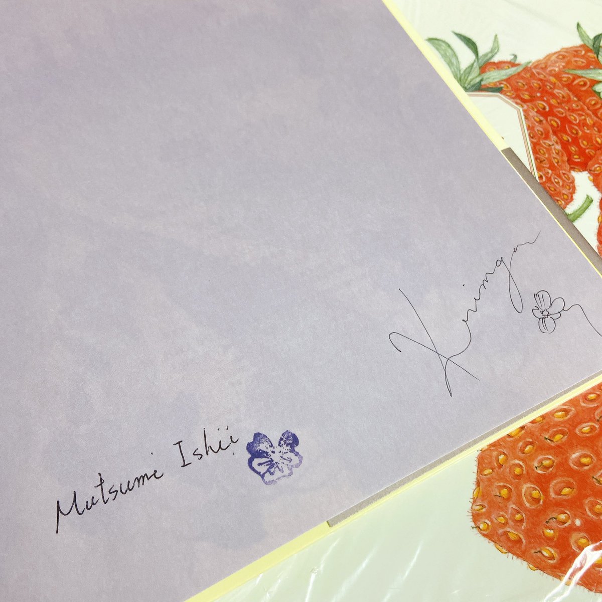 rito_112's tweet photo. 大好きなKrimgenさんが石井睦美さんと絵本を作られたと聞いて久しぶりに自分のために絵本を買った❁⃘*.ﾟ
しかもサイン本！うれしいな〜
すみれのさとうづけ、いつか食べてみたい https://t.co/BbEVfkQ3GO