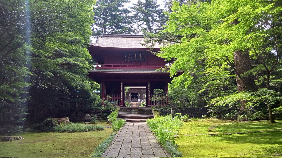 NuttsoLeicht's tweet photo. 大乗寺
金沢郊外にある曹洞宗の古刹。永平寺・総持寺の曹洞宗の両大本山ともに所縁が深い寺で、江戸時代は前田家の庇護があった。伽藍は典型的な曹洞宗の七堂伽藍を示しており、仏殿(2枚目)は国指定重要文化財。現在でも修行道場であり、修行中のお坊さんがいる。会ったら合掌して挨拶しよう。 https://t.co/hBW398VhXt