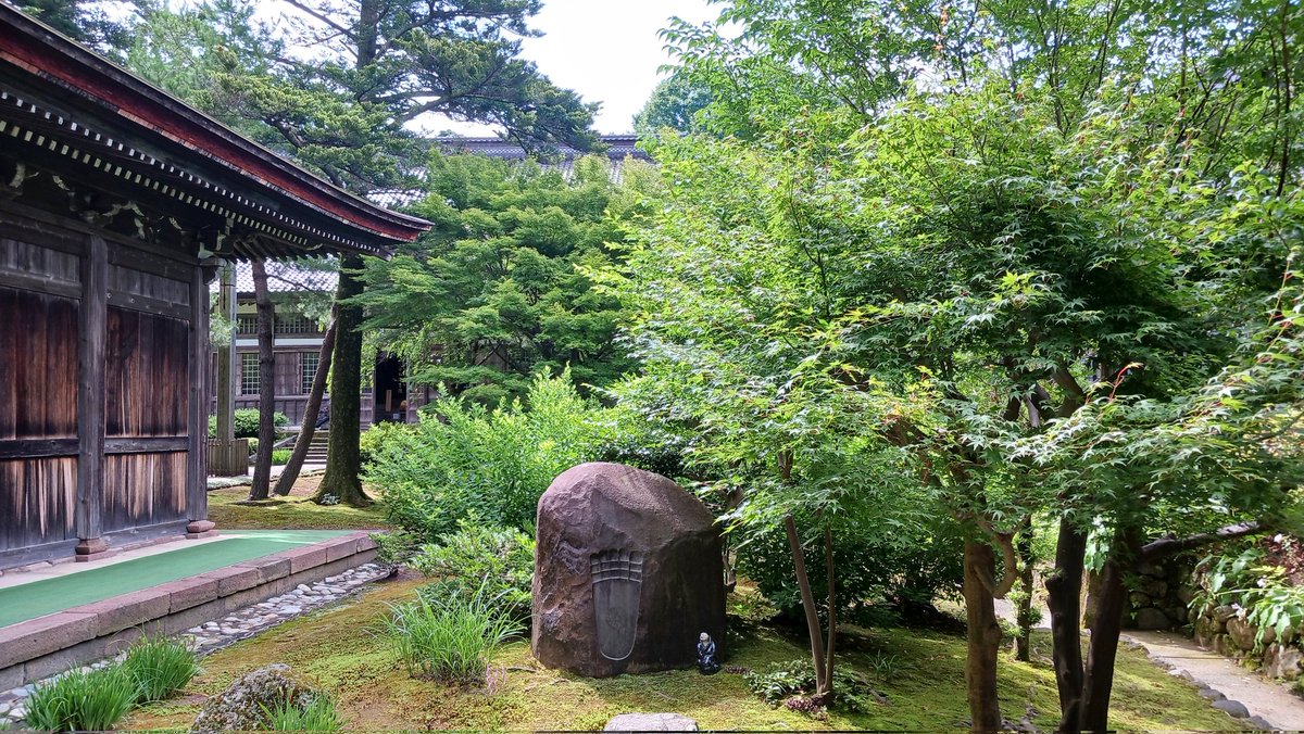 NuttsoLeicht's tweet photo. 大乗寺
金沢郊外にある曹洞宗の古刹。永平寺・総持寺の曹洞宗の両大本山ともに所縁が深い寺で、江戸時代は前田家の庇護があった。伽藍は典型的な曹洞宗の七堂伽藍を示しており、仏殿(2枚目)は国指定重要文化財。現在でも修行道場であり、修行中のお坊さんがいる。会ったら合掌して挨拶しよう。 https://t.co/hBW398VhXt