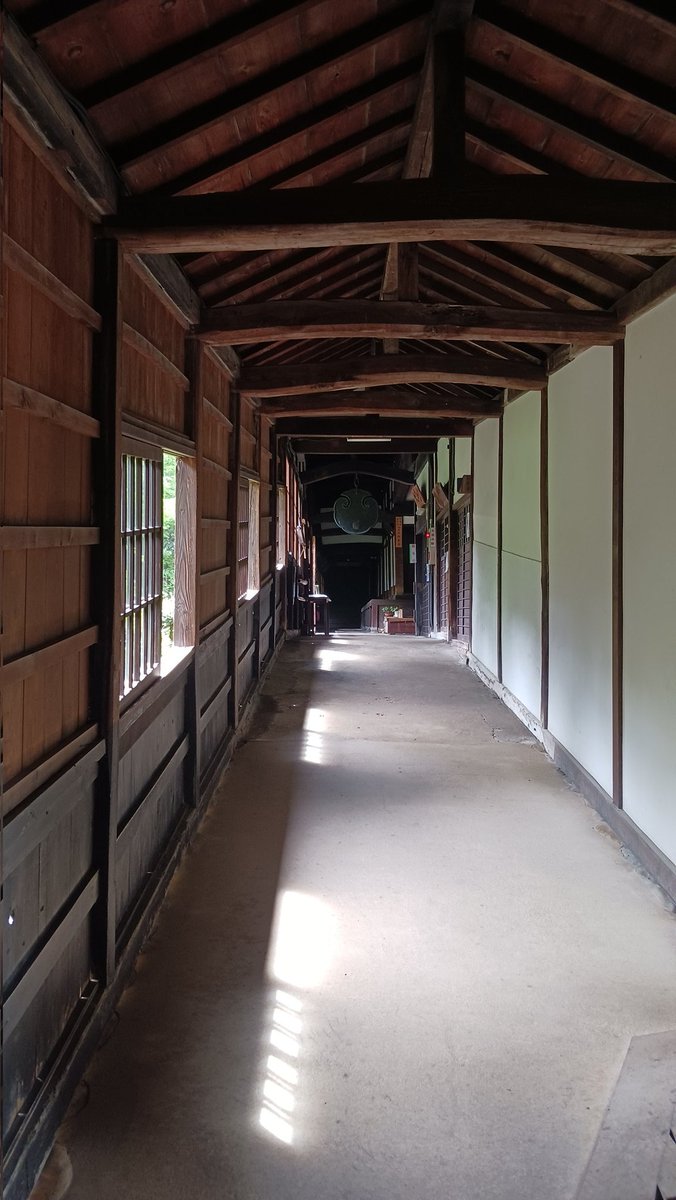 NuttsoLeicht's tweet photo. 大乗寺
金沢郊外にある曹洞宗の古刹。永平寺・総持寺の曹洞宗の両大本山ともに所縁が深い寺で、江戸時代は前田家の庇護があった。伽藍は典型的な曹洞宗の七堂伽藍を示しており、仏殿(2枚目)は国指定重要文化財。現在でも修行道場であり、修行中のお坊さんがいる。会ったら合掌して挨拶しよう。 https://t.co/hBW398VhXt