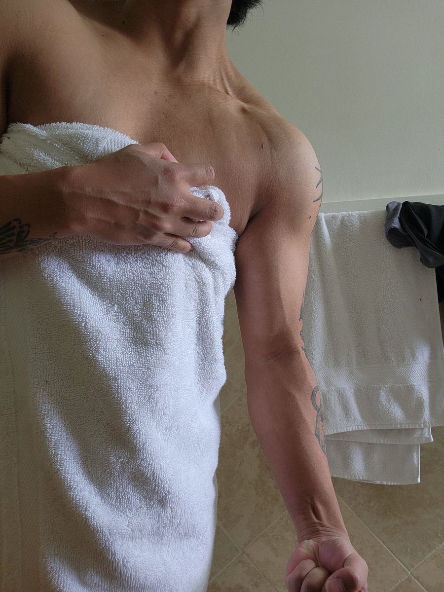 potchibuko's tweet photo. 2 years and 7 months on T

- Lots of hair mainly on lower body
- hair texture is different (more curly)
- bigger appetite 
- HOLY physical strength 
- lower voice
- rougher skin
- thicker hands https://t.co/jwEFgtPttt