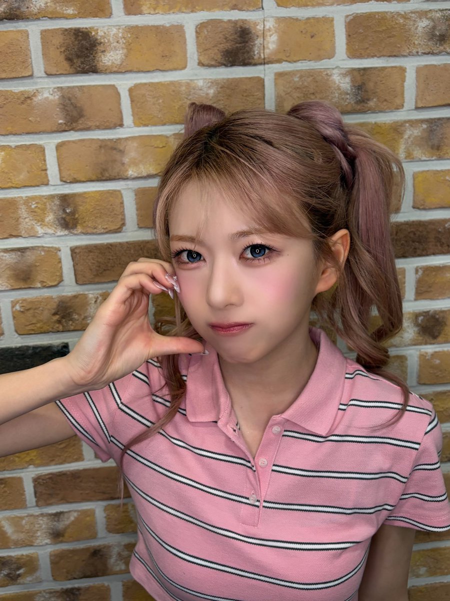 bome_zip's tweet photo. this hair style suits her so well she should never take it off
260704
[from atheart_titan on twitter]
#BOME #봄 #AtHeart #앳하트 https://t.co/M8XjXfn59h