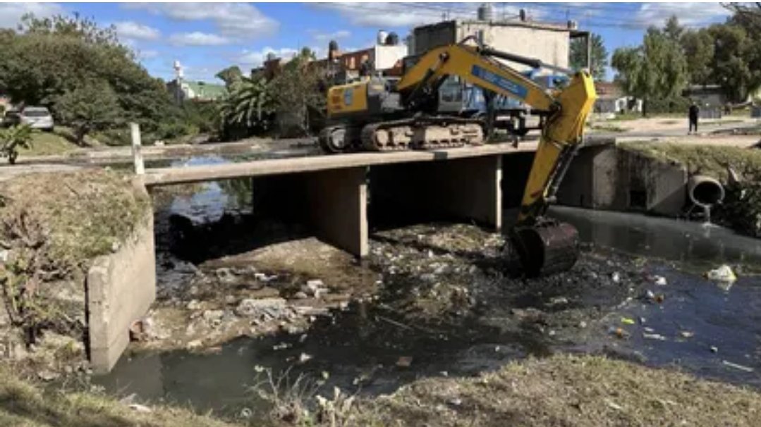 amiel_89's tweet photo. Me parece muy buena esta iniciativa en Lomas de Zamora. Mantener limpias las calles, los arroyos y los espacios públicos no solo hace que el barrio se vea mejor, también ayuda a cuidar el ambiente. Entre todos podemos hacer que estos lugares se mantengan así todos los días!! https://t.co/974ZR6IyYu