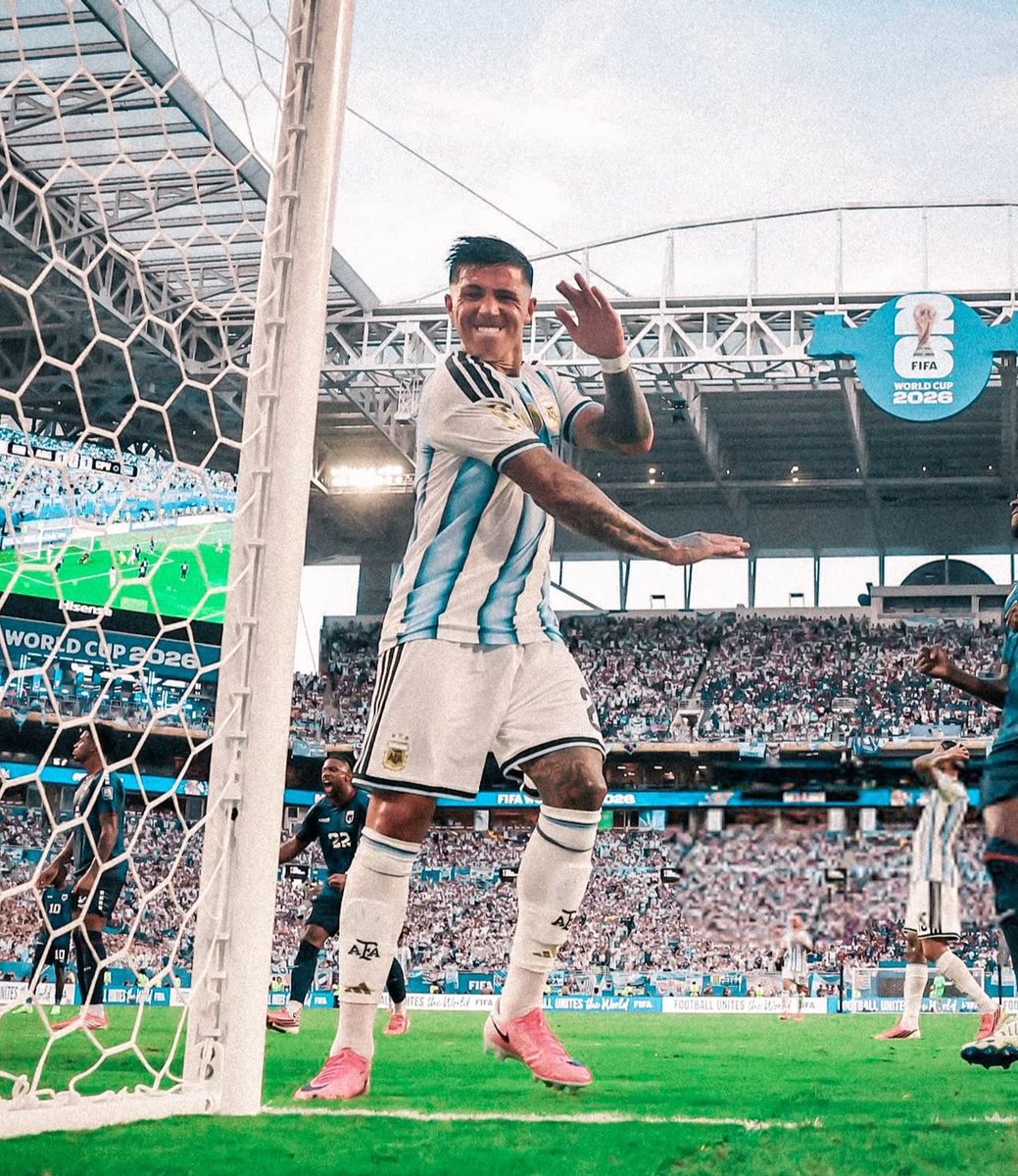 agusnucera's tweet photo. desde que tengo uso de razón le rezo al dios que me escuche para irme a dormir todas las noches de mi vida con un turro como este https://t.co/QxLVBTL9C3