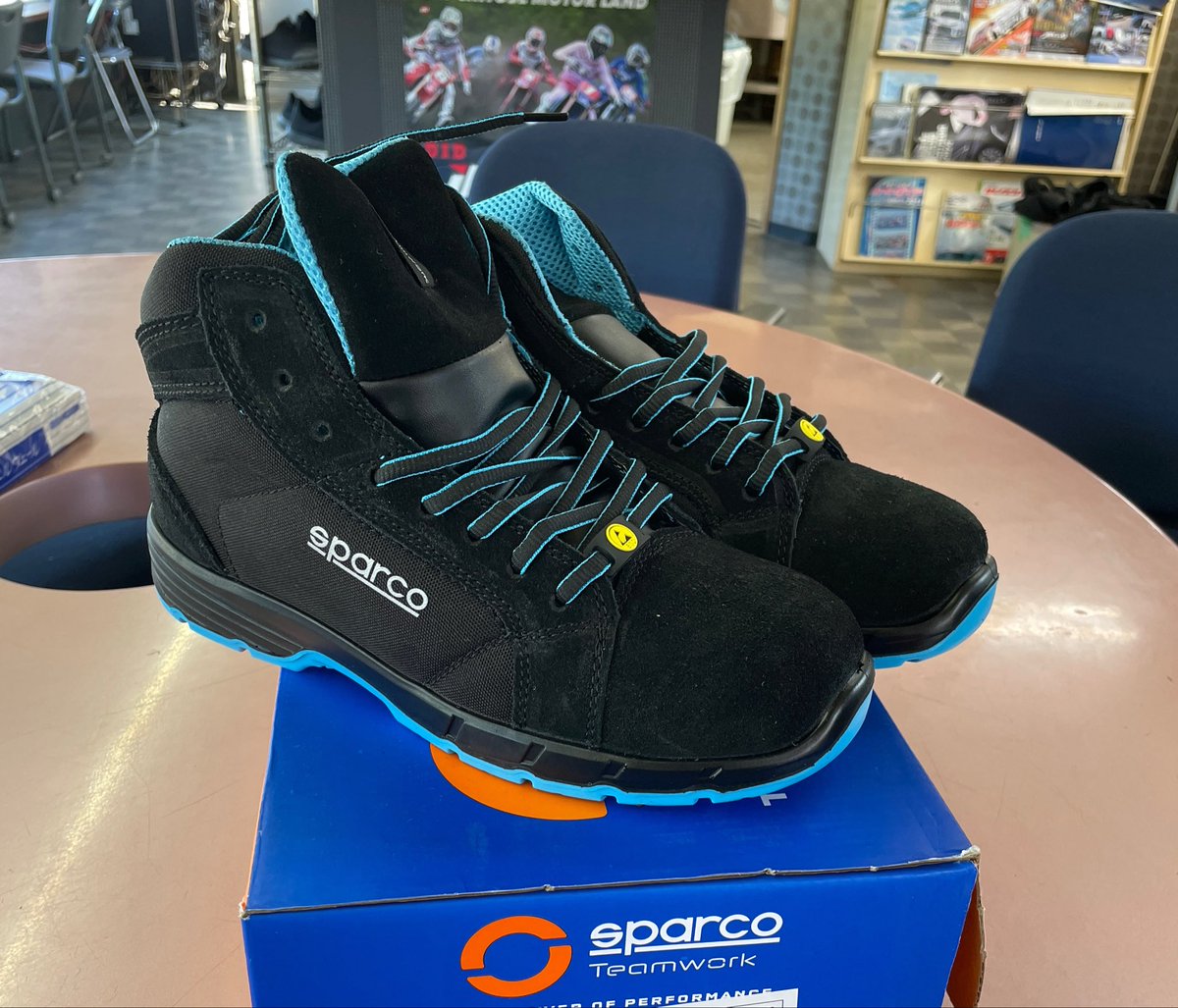 newgeminirs's tweet photo. カッコいい安全靴ゲット！👟 https://t.co/mXZCGpPk3C