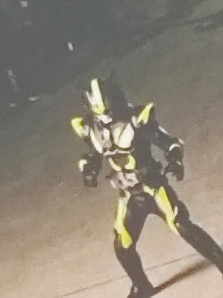 acehavi_'s tweet photo. Honestly, I was shocked.. So.. the photo of the Kamen Rider My-th filming circulating about the appearance of these two cat riders, turned out to be real?! Judging from the official appearance, it really looks very similar to the leaks from that time.
#KamenRiderMYTH https://t.co/j8271edd2a