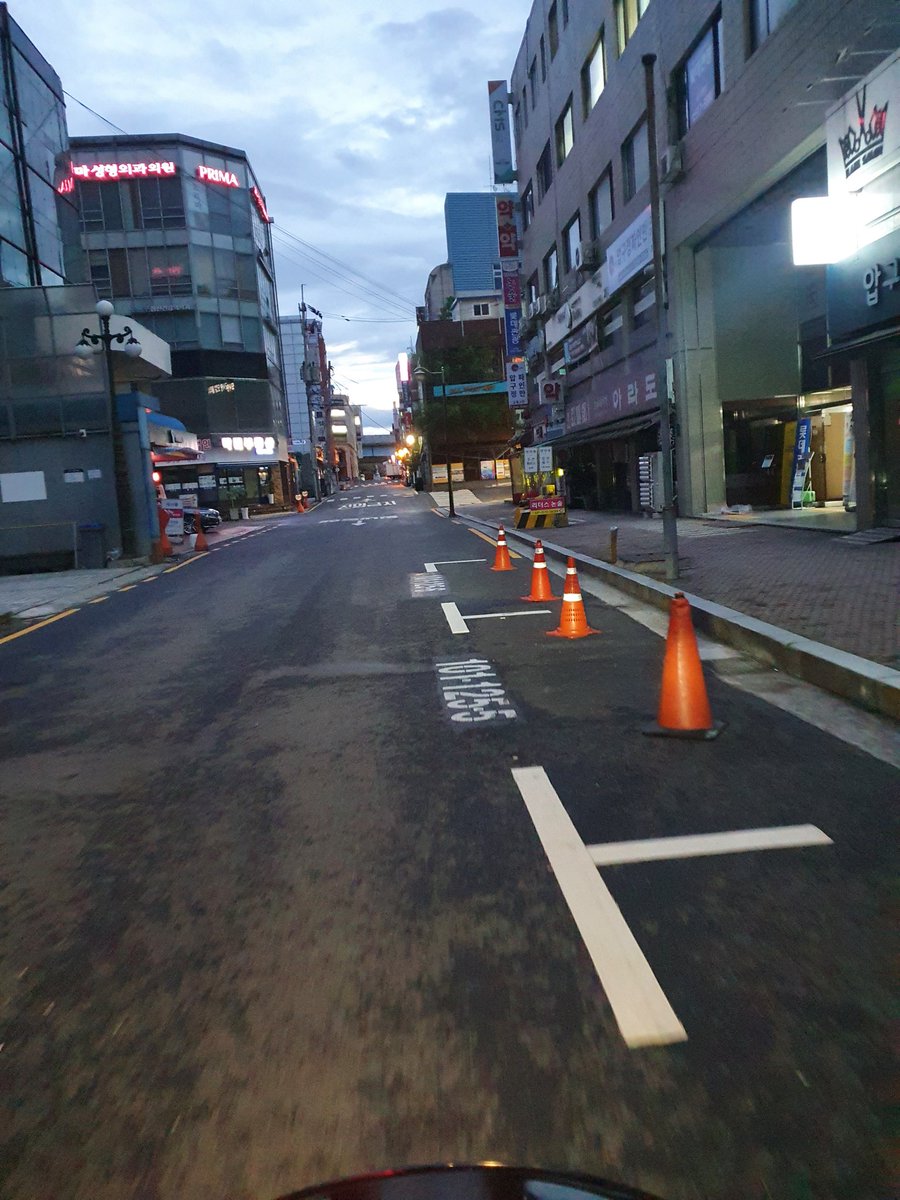 RepublicOfDaegu's tweet photo. @um_pp22 길이 예쁘다기보단 주차된 차가 없어서 그렇게 느껴지는거
실제로 주차된 차없는 한국골목은 제법 느낌좋음 https://t.co/Fbr0b2YaPg