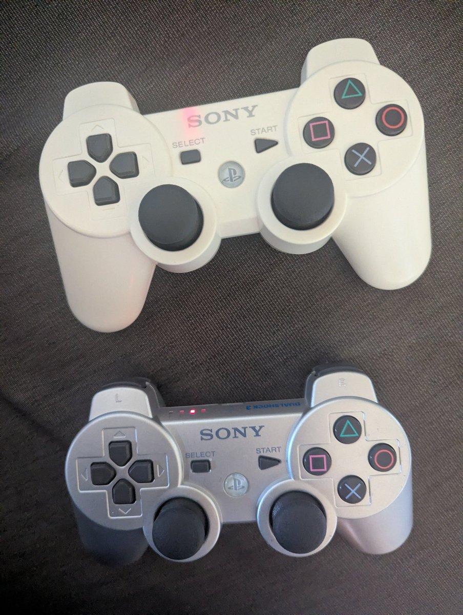inamune's tweet photo. 昨日水洗いしてピッカピカになったPS3のコントローラー。

組み上げ後には誤作動も無くなり動作確認が出来たので、3個目の正常品も分解清掃します！

直した所で全部しまっちゃうんですが…w

#ゲーム　#レトロゲーム　#プレステ3　#コントローラー　#ジャンク修理 https://t.co/PR0IIhfGBP