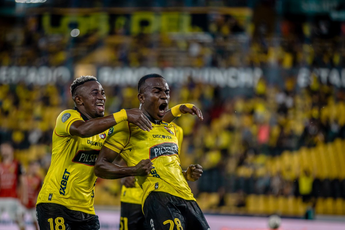 BarcelonaSC's tweet photo. ¡Inicia el segundo tiempo, vamos ídolo!
#BSCvsCDCuenca 2-0
#LigaEcuabet
#BarcelonaMiPasión https://t.co/yJhAYEgbW1