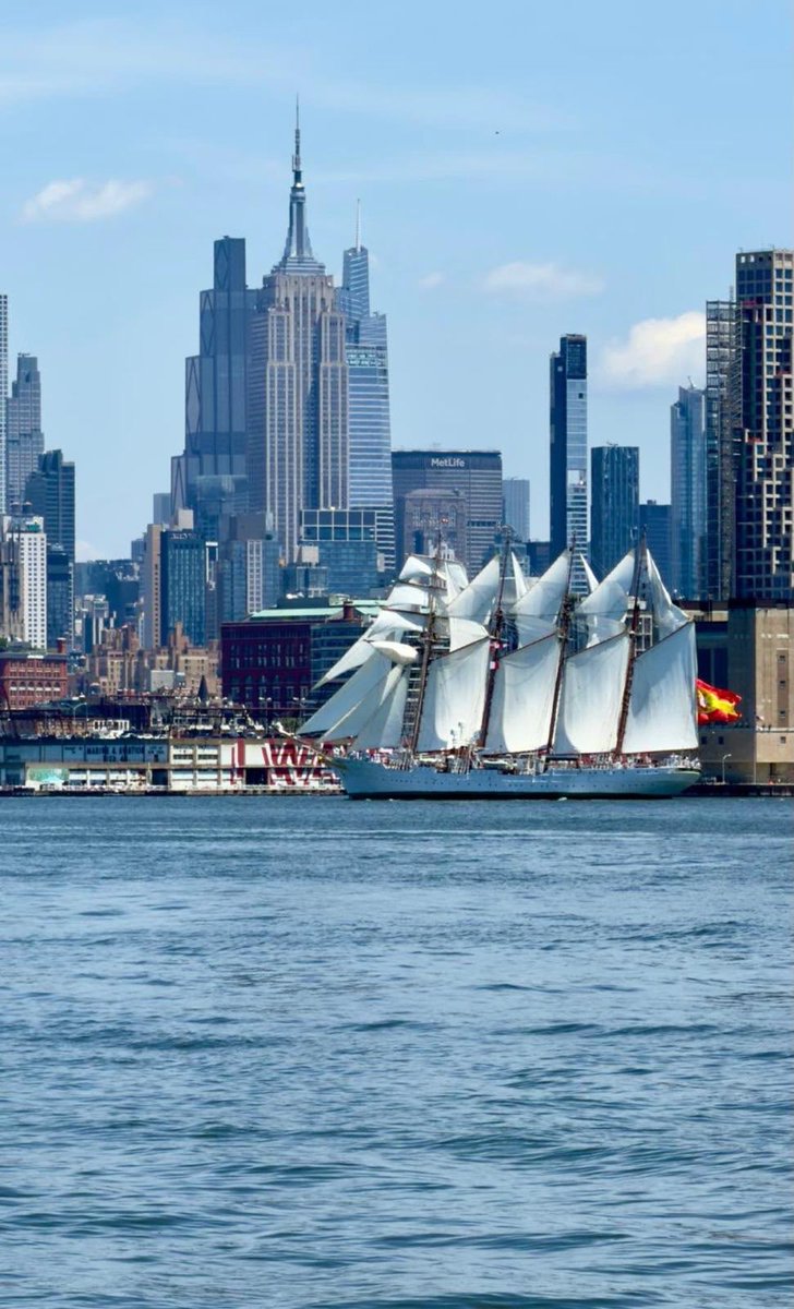 chefjoseandres's tweet photo. This ship is my everything. As a sailor in the @Armada_esp, I served aboard her for 6 months. In 1990, I arrived in the USA for the first time — up in the mast, watching Ellis Island and Lady Liberty come into view. Now, on the 250th anniversary, nothing gives me more joy than seeing this ship connect the two countries I love. 🇪🇸🇺🇸⛵