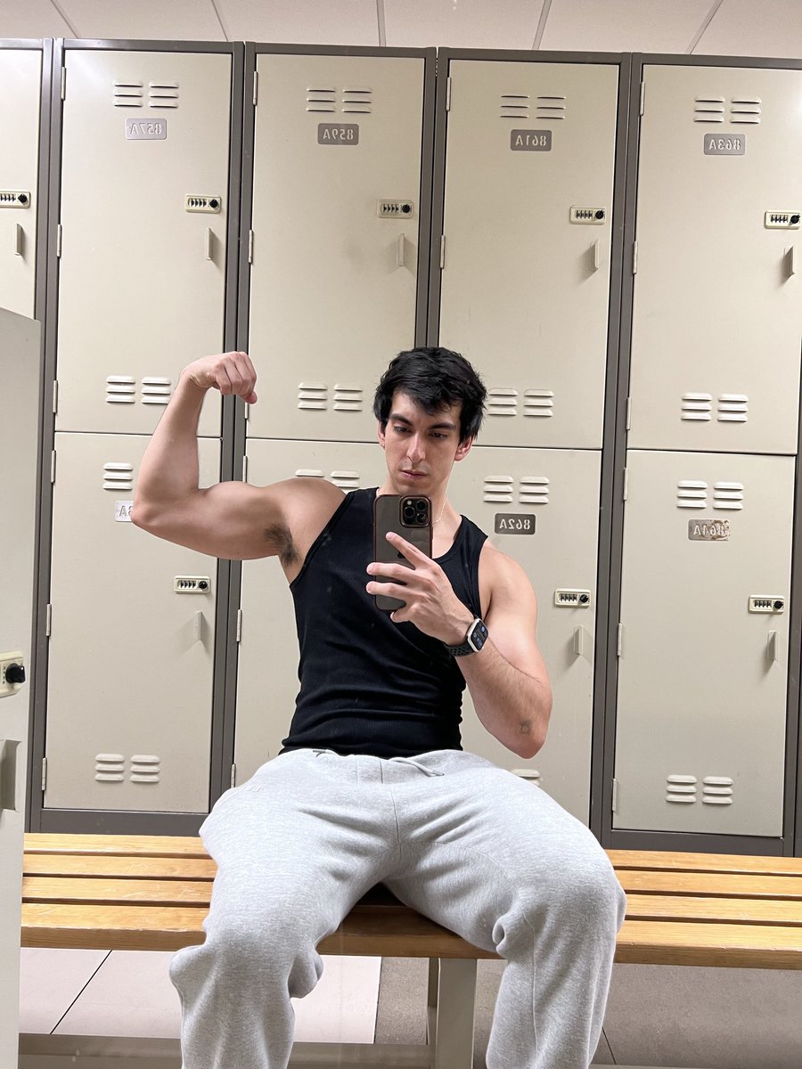 ep1mz's tweet photo. alexa play worst behavior by ariana grande https://t.co/86zLhYJPf5