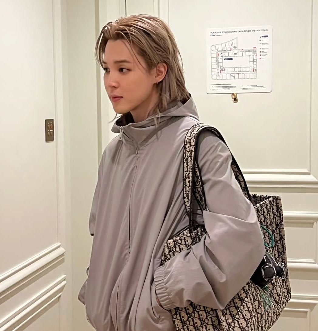 Jimin_Guatemala's tweet photo. Cada comentario en un post sobre JIMIN x Dior es como decir:
"Sí, aquí seguimos apoyando al mejor embajador." ✨👑

DIOR GLOBAL AMBASSADOR JIMIN
FASHION KING
#JIMIN 
#JIMINxDior #JIMINxDiorSS27 
#DiorSummer27 @Dior
#JIMINxPFW

Links 👇🏻 https://t.co/eMwOLiZgyc