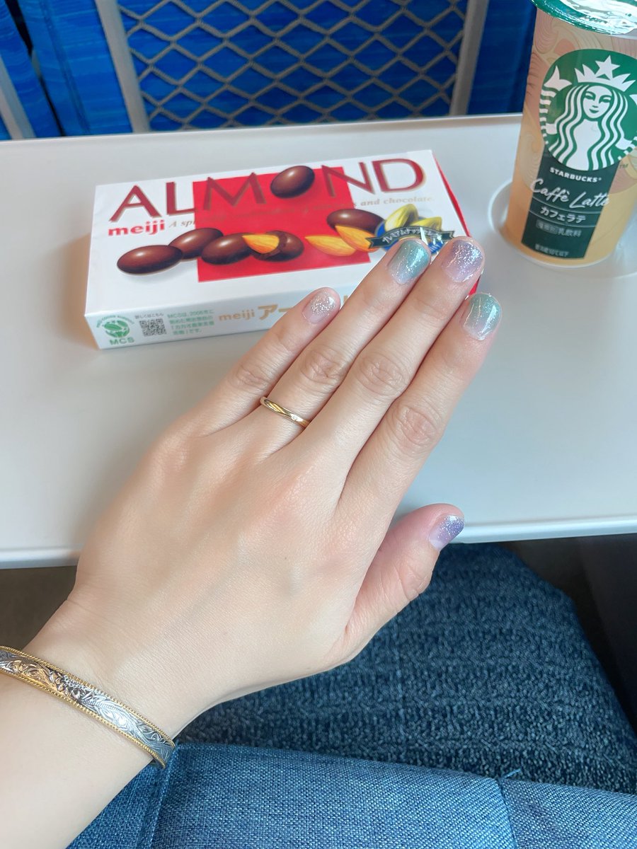 andw_hachicocco's tweet photo. とてもありがたいことに直前でご縁があり、今日とよはしプラネタリウムに行けることになりました🙏✨
今回は初めてのセルフジェルネイル💅
幕張で光の夜の最後の映像がオーロラみたいなブルーグリーン（私の大好きな色）だったことを思い出して、スターダストブルーとシルバーとともに🌌 https://t.co/PMLPz98ZtH