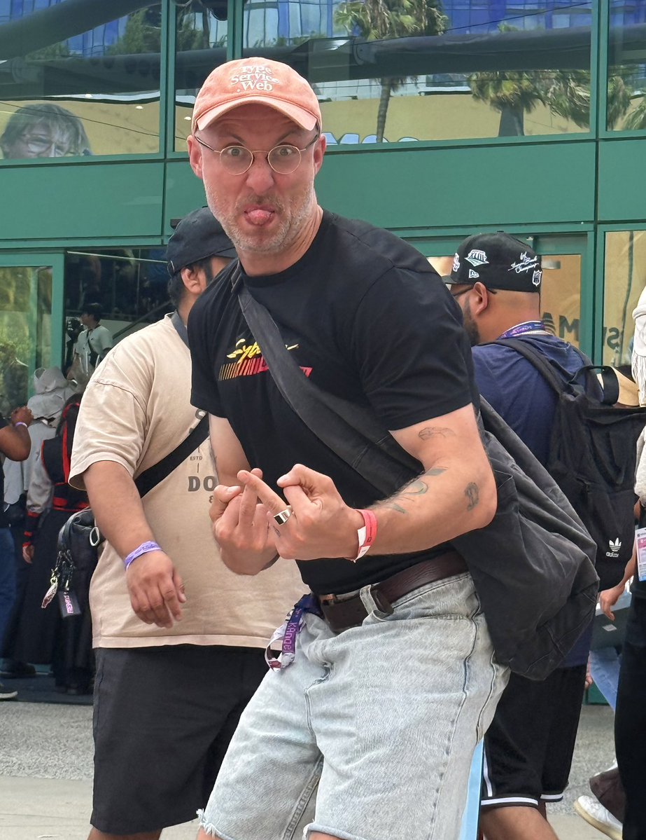 waka_geek's tweet photo. I promised Sztybor I’d post this photo yesterday, but I didn’t… and he called me out for it 📸

Oh, and by the way… he’s the showrunner of Cyberpunk: Edgerunners 2. https://t.co/AKfsxo5dvg