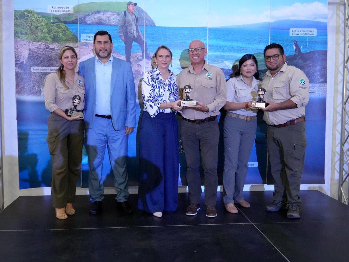 parquegalapagos's tweet photo. 📍[BOLETÍN]  Parque Nacional Galápagos conmemora 67 años de conservación al servicio del Ecuador y la humanidad.  

La Dirección del Parque Nacional Galápagos (DPNG) conmemoró el sexagésimo séptimo aniversario de la creación de la primera área protegida del Ecuador con una sesión solemne realizada en el Centro Comunitario Miguel Cifuentes Arias, en la isla Santa Cruz.   El acto reunió a autoridades nacionales y locales, guardaparques, representantes de la academia, organizaciones cooperantes, sectores productivos y miembros de la comunidad galapagueña para celebrar los principales logros alcanzados en materia de conservación y renovar el compromiso con la protección de este patrimonio natural único en el mundo.  

Durante la ceremonia se destacaron hitos que reflejan los resultados del trabajo técnico y científico desarrollado por la institución durante el último año, entre ellos la traslocación de 1.500 iguanas terrestres a la isla Santiago, las señales de recuperación del pinzón de manglar y del pájaro brujo, así como el retorno de las tortugas gigantes a Floreana después de más de un siglo de ausencia. Además, la DPNG recibió el Plan para la Reducción, Mitigación y Manejo de la Contaminación Marina por Plásticos y el Plan de Conservación y Manejo de los Corales de Galápagos, dos instrumentos que fortalecerán la gestión ambiental del archipiélago. . . . . 

Conoce más de lo que fue esta celebración 👉 
https://t.co/1WM4C5pgoi