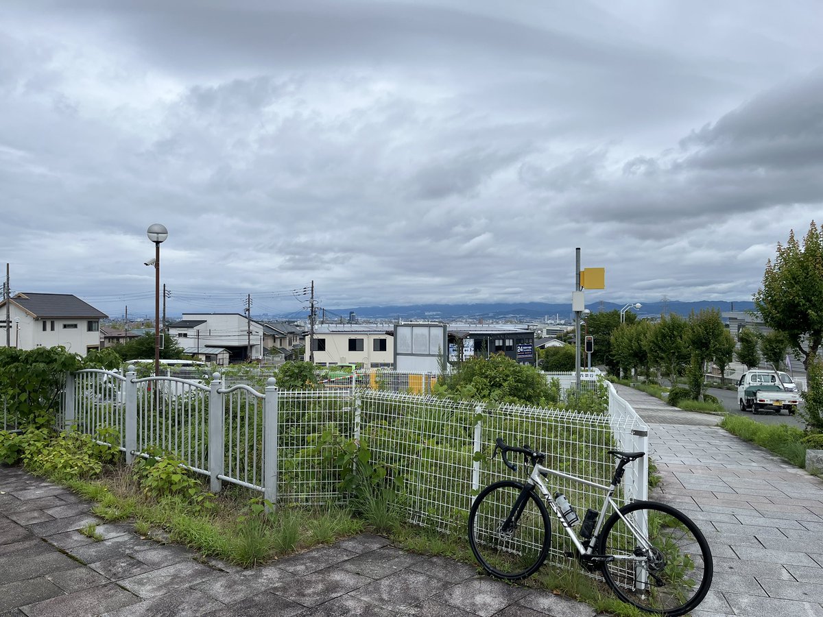 Roseo75's tweet photo. 今日は朝から雨だと思い込んでいたのです。

ライドはできないと思っていたんです。

雨でもちょっと近所ランニングしようと外出たら、降ってないんです。

着替えるの面倒なので、上はサイジャ、下はランニングウェアの格好でライドしてますw https://t.co/TdowhySlWJ