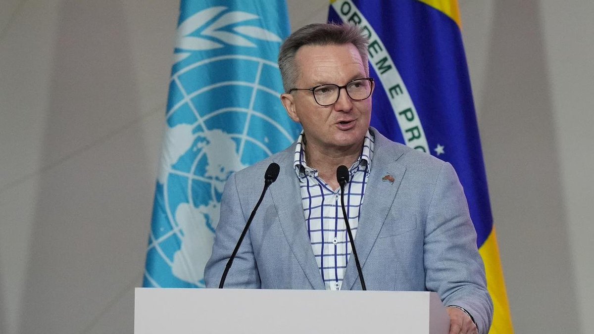 Ausbobsmit's tweet photo. Chris Bowen just returned from his other role as a UN climate grifter. That's right, Bowen is double dipping. He's directly employed by the UN. Bowen used a VIP RAAF jet to fly around Europe signing Australia up to all sorts of targets and mandates. 

How can a government minister also be directly employed by the UN, then use his position as climate and energy minister to sign Australia up to these schemes? 

That is 100% what Chris Bowen is doing. 

Bowen has actively blocked political calls to rebuild or reopen closed, demolished fossil fuel refineries. Putting Australia at risk. Instead, he is wasting endless billions on solar and wind. 

Taxpayers are allowing this fraud and grifter to piss away our sovereignty and security.