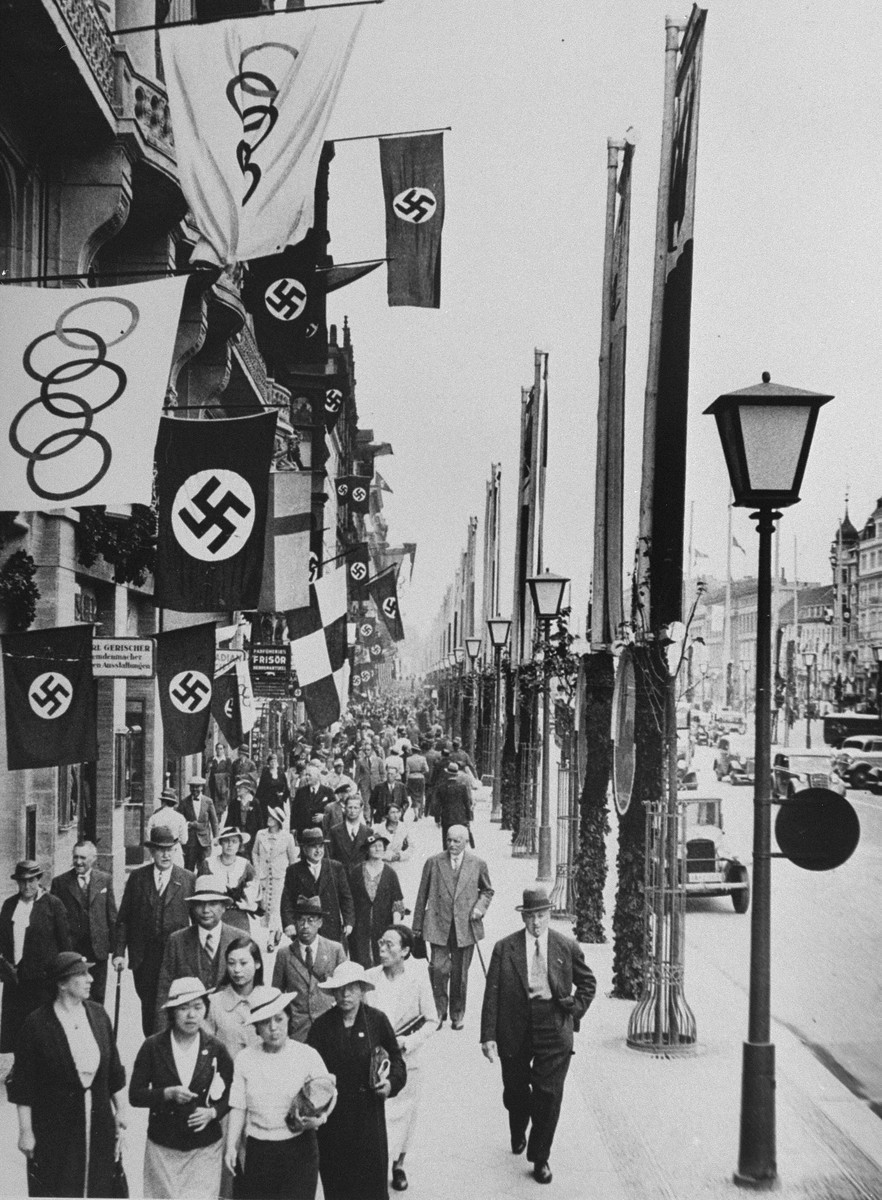 Nadri333's tweet photo. @PMunozIturrieta Ni en la Alemania Nazi ponían tantas banderas: https://t.co/NyDhKrpsH5