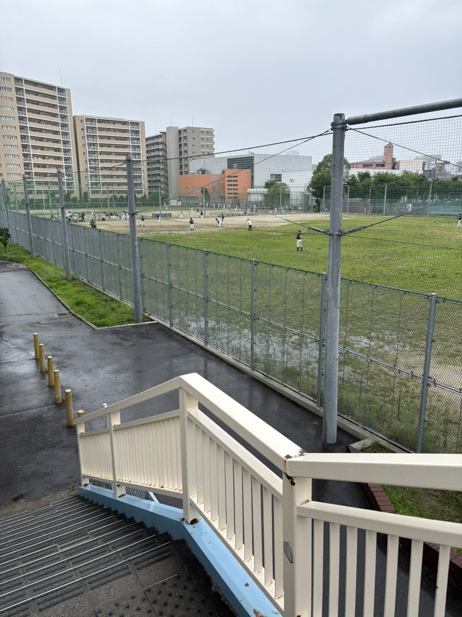JetSetLove's tweet photo. 日曜日に野球やるおっさんたち
今日1日中雨という予報は先週に出ていたんだが無職で風邪ひいても平気なんかな https://t.co/VM0lX5kxyH