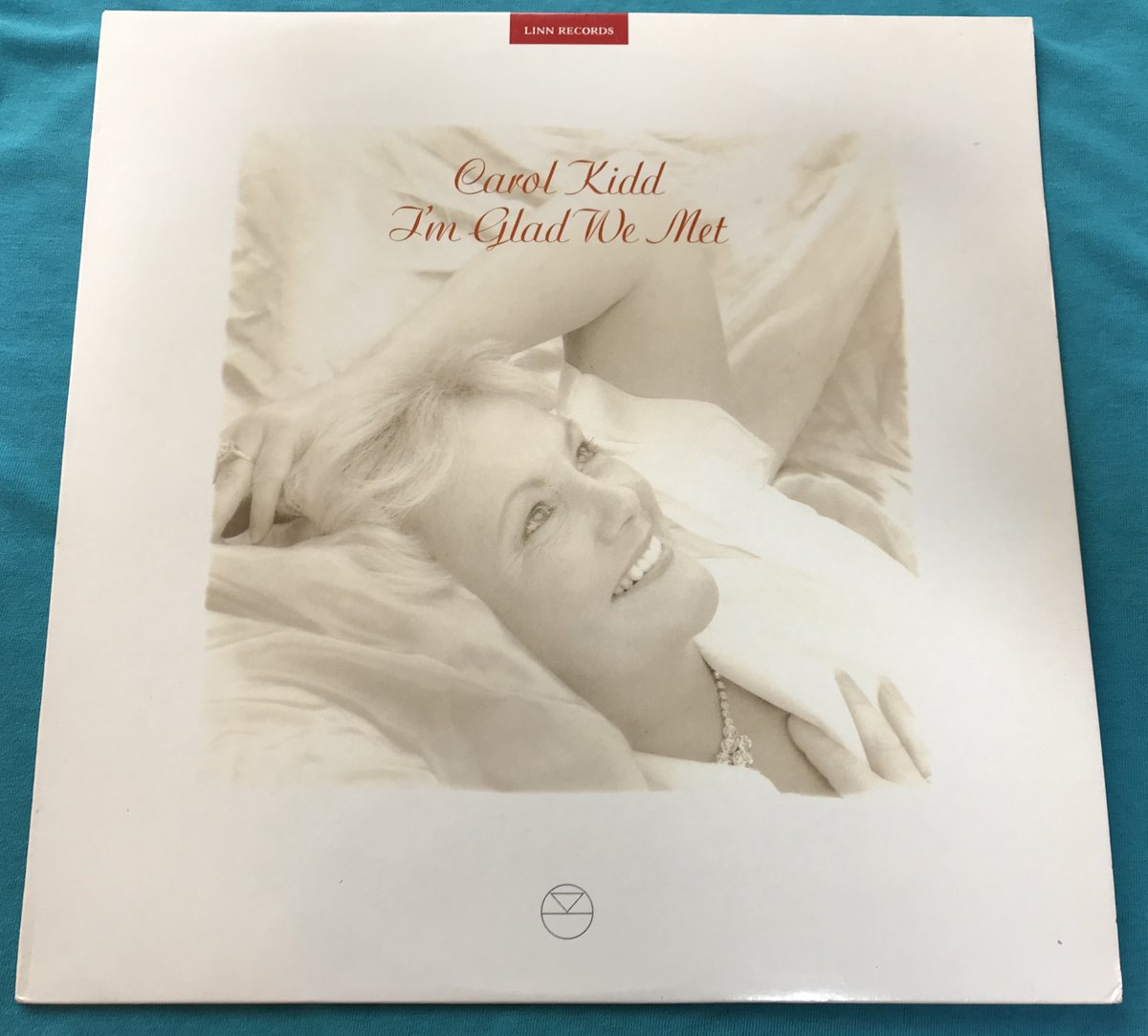 midorix_79's tweet photo. 【UKオリジナル盤】LP / Carol Kidd I'm Glad We Met / Linn Records AKH017
英国ジャズ・ヴォーカルの名盤。Linn Recordsならではの高音質も魅力のUKオリジナル盤。
#CarolKidd #ImGladWeMet #LinnRecords #JazzVocal #UKOriginal #レコード #アナログ盤 #ジャズ
https://t.co/RvdzhiXoGL https://t.co/agHgxbGplw