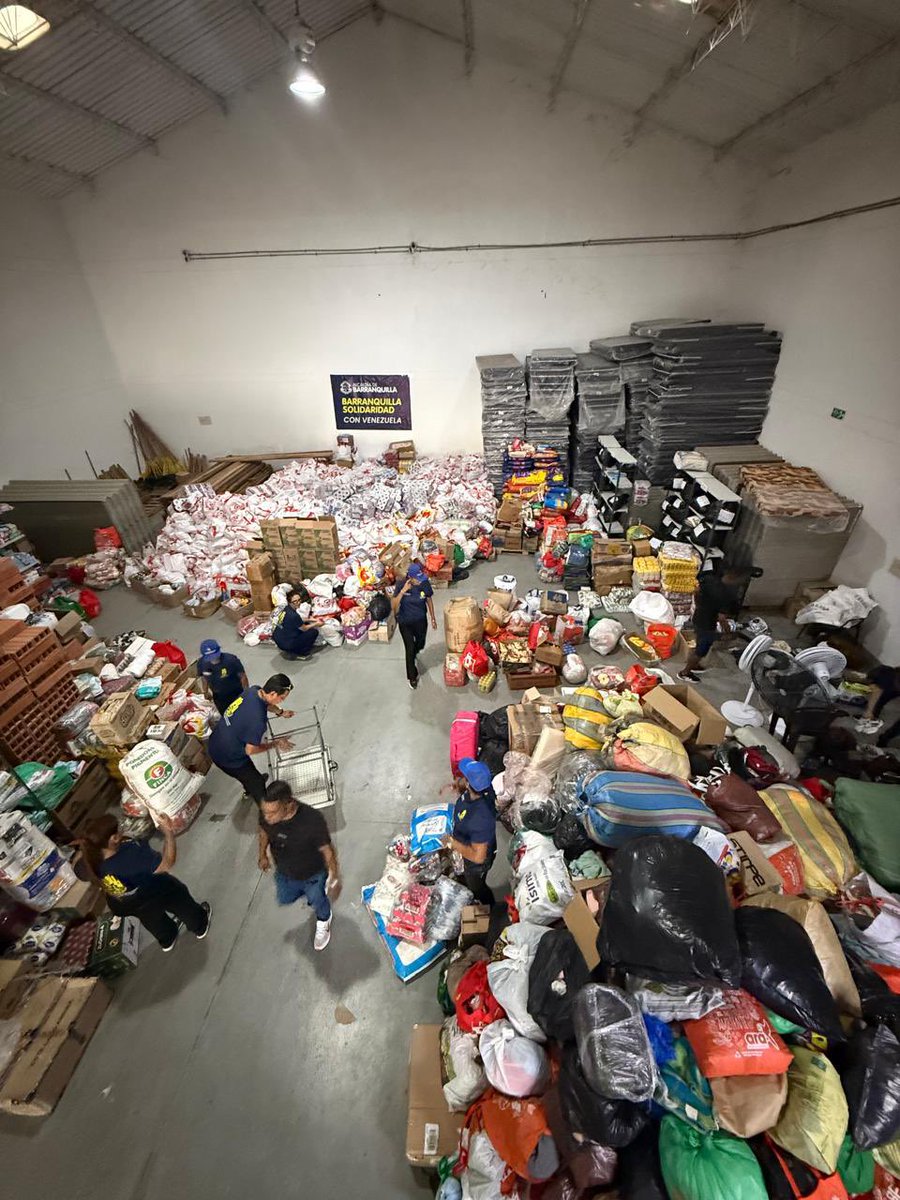 fiorillozapata's tweet photo. #SolidariadadConVenezuela.

@alcaldiabquilla activó la logística, través de la OGR, para recibir, organizar y movilizar ayudas humanitarias para las familias afectadas por terremoto en Venezuela.
Demostramos que en tiempos difíciles, somos los más solidarios
@AlejandroChar https://t.co/U70dVA3EP4