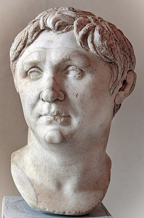 Daily_Hist01's tweet photo. Toward the end of the great civil war between Julius Caesar and Pompey the Great, Caesar was chasing Pompey throughout the Mediterranean ending up in Egypt, where Pompey eventually fled to. 

When Julius Caesar arrived in Alexandria in 48 BCE and was presented with the severed head and signet ring of his great rival, Pompey the Great, he did not celebrate.

The Egyptian court, led by advisors to the young Pharaoh Ptolemy XIII, expected Caesar to be thrilled. They had murdered Pompey as he stepped ashore, assuming they were doing Caesar a massive political favor. 

However, Ceaser considered this action a great disrespet the Roman people and himself. To Caesar, a Roman citizen—and a patrician of the highest order—should only be judged, defeated, or punished by other Romans.

Caesar’s grief and anger immediately shifted Egyptian politics. He refused to align with Pharaoh Ptolemy XIII, backed Ptolemy's sister Cleopatra instead, and executed the advisors who had planned Pompey's murder.