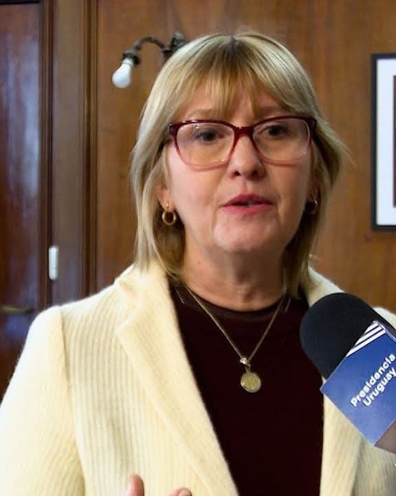 SilvanaDFrances's tweet photo. Hace rato que viene derrapando, recordemos ; 
La sra Ministra, violó con absoluto conocimiento, el articulo 200 de la Constitución que firmó el Presidente Dr Tabaré Vazquez👇👇👇

El artículo 200 de la Constitución de Uruguay establece que los miembros de los directorios o directores generales de los entes autónomos y servicios descentralizados no pueden ser nombrados para cargos, ni siquiera honorarios, que dependan directa o indirectamente del instituto al que pertenecen. Esto busca evitar conflictos de interés y garantizar la imparcialidad en la gestión pública de dichos organismos. 
Prohibición de cargos dependientes: Los directores no pueden asumir posiciones dentro de su propio organismo que estén bajo su supervisión o que dependan de su gestión, aunque sean ad honorem.
Aplicación: La norma se aplica para prevenir que los miembros de directorios o directores generales utilicen su posición para beneficiarse a sí mismos o a sus allegados dentro de la misma institución.