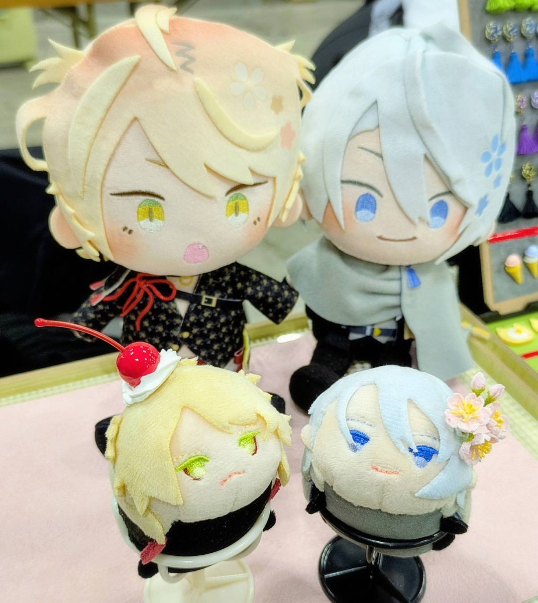 aobaya41's tweet photo. 青葉屋、設営終わりました！
雨もやみましたね✨

考えてみたら🌹の花束もイベント初でした！
良かったら覗きに来てください✨
お待ちしてます😊 https://t.co/RU2XTxxNZm