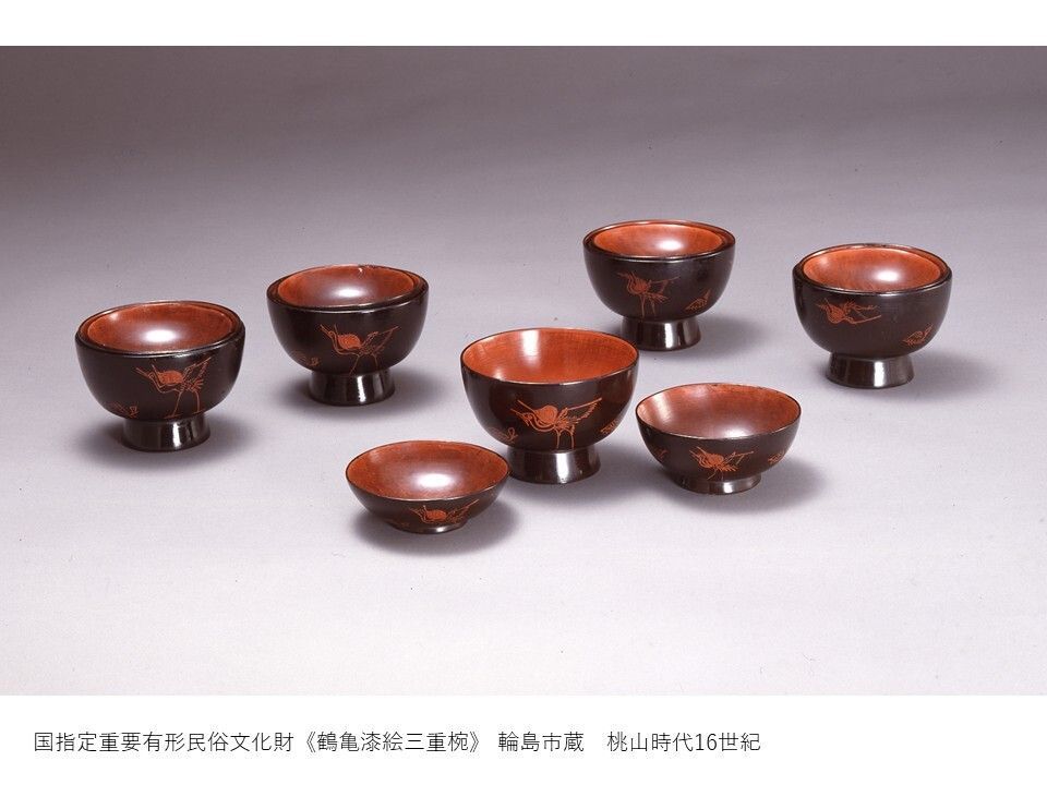 骨董　輪島塗　茶色漆器 丸型椀 寿の装飾 輪島塗 とはどういうもの？】 華麗な装飾が施された、艶のある朱や黒の