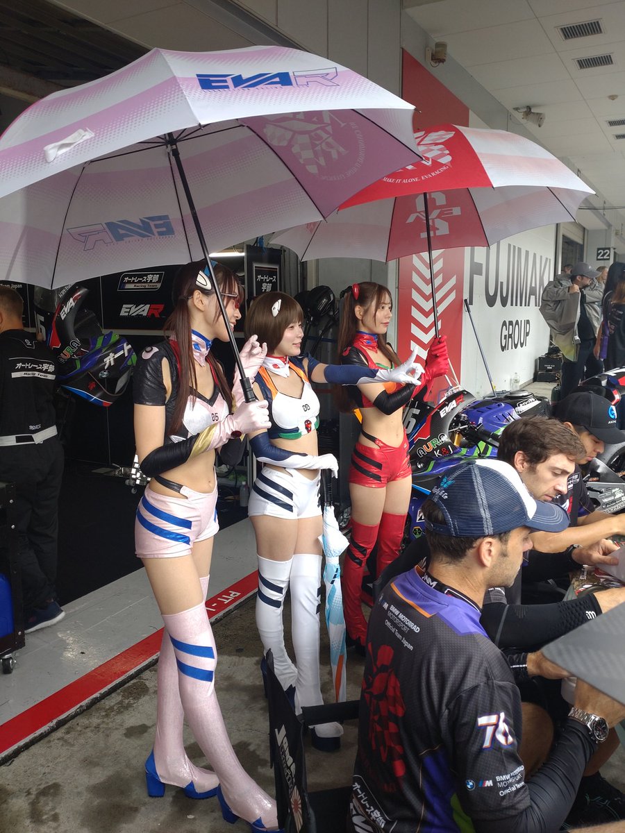 cryptolinc's tweet photo. オートレース宇部さんのピットウォーク大盛況！
天気悪いですが、頑張ってー！

#鈴鹿8耐
#オートレース宇部　
#エヴァンゲリオン https://t.co/pW4J1djebB