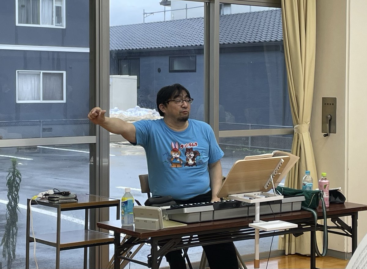 MODOKIchorus's tweet photo. 【通常練習☂️】
北部九州は、☂️警報が出ているところもあり。皆様、どうかご安全に🙇‍♂️

朝から三流ホラー映画みたいだと風刺している、弊指揮者の可愛いＴシャツ👕 https://t.co/LDkuqD3DIs