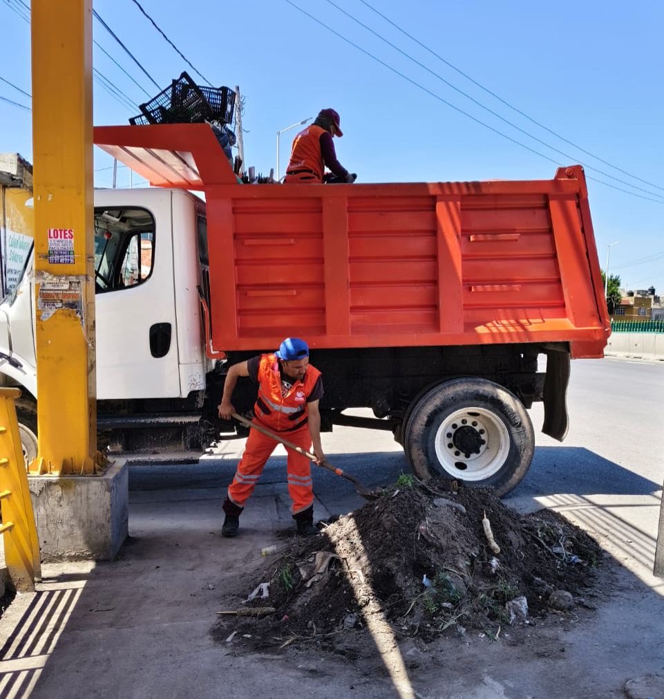 pepechedrauimx's tweet photo. 🚮 Realizamos una jornada de limpieza en el puente de la Central de Abasto. Retiramos residuos, lodo y material de arrastre que obstruían el desalojo del agua.
✅ Libre flujo del agua
✅ Menos encharcamientos
✅ Más seguridad para comerciantes y ciudadanía

Seguimos trabajando por tu seguridad durante la temporada de lluvias. #PueblaCapital