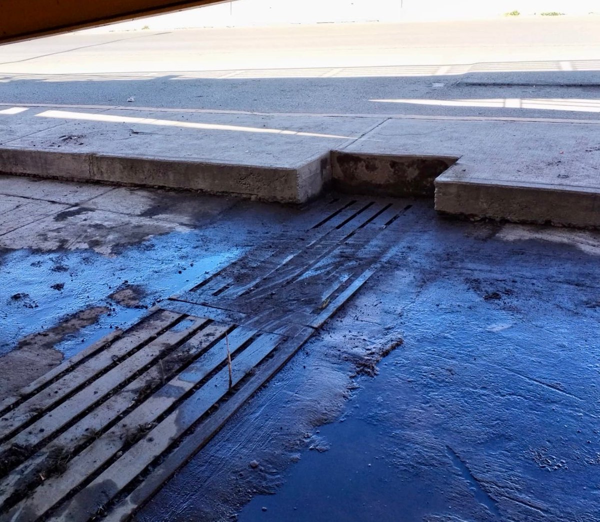 pepechedrauimx's tweet photo. 🚮 Realizamos una jornada de limpieza en el puente de la Central de Abasto. Retiramos residuos, lodo y material de arrastre que obstruían el desalojo del agua.
✅ Libre flujo del agua
✅ Menos encharcamientos
✅ Más seguridad para comerciantes y ciudadanía

Seguimos trabajando por tu seguridad durante la temporada de lluvias. #PueblaCapital