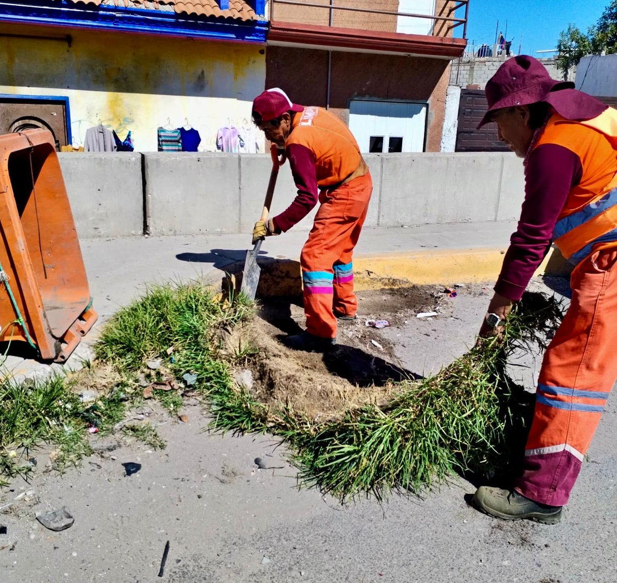 pepechedrauimx's tweet photo. 🚮 Realizamos una jornada de limpieza en el puente de la Central de Abasto. Retiramos residuos, lodo y material de arrastre que obstruían el desalojo del agua.
✅ Libre flujo del agua
✅ Menos encharcamientos
✅ Más seguridad para comerciantes y ciudadanía

Seguimos trabajando por tu seguridad durante la temporada de lluvias. #PueblaCapital
